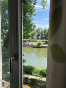 レーゲンスブルクにあるBrauereigaststatte Spitalgartenの窓から川の景色を望めます。