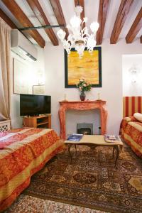 salon z 2 łóżkami i kominkiem w obiekcie San Luca Flats w Wenecji
