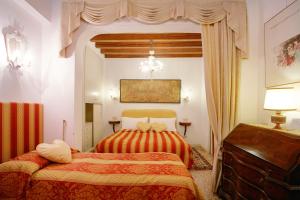 ヴェネツィアにあるSan Luca Flatsのベッドルーム1室(ベッド2台、シャンデリア付)