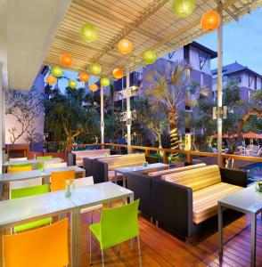 A restaurant or other place to eat at HARRIS Hotel & Residences Sunset Road