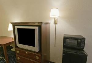 een televisie en een magnetron in een hotelkamer bij Americas Best Value Inn Fort Worth/Hurst in Richland Hills