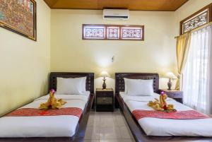 Un pat sau paturi într-o cameră la Sagitarius Inn