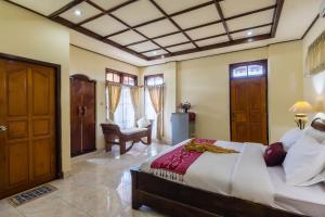 Un pat sau paturi într-o cameră la Sagitarius Inn