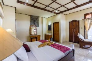 Un pat sau paturi într-o cameră la Sagitarius Inn
