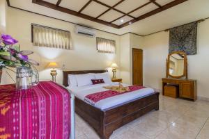 Un pat sau paturi într-o cameră la Sagitarius Inn