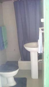 タラファルにあるponta gato residenceの白いトイレと洗面台のあるバスルーム +19枚の写真