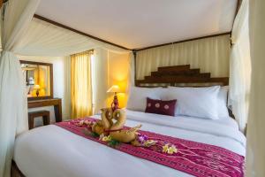 Un pat sau paturi într-o cameră la Sagitarius Inn