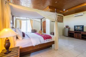 Un pat sau paturi într-o cameră la Sagitarius Inn