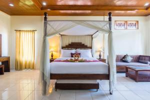 Un pat sau paturi într-o cameră la Sagitarius Inn