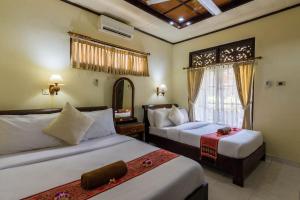 Un pat sau paturi într-o cameră la Sagitarius Inn