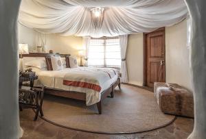 מיטה או מיטות בחדר ב-Olarro Lodge