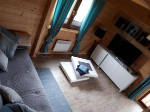an overhead view of a living room with a couch and a tv at Domek nad jeziorem Ublik in Miłki