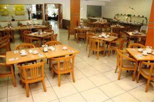 pusta restauracja z drewnianymi stołami i krzesłami w obiekcie May Palace Hotel  w mieście Tuxpan de Rodríguez Cano