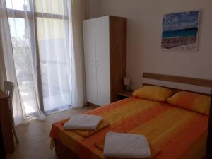 Un pat sau paturi într-o cameră la Apartments Elinor Budjaka