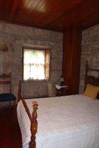 een slaapkamer met een bed en een raam bij Casa do Rio in Moita