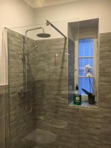 eine Dusche mit Glastür im Badezimmer in der Unterkunft La Casa di Chicca & Paolo in La Spezia + 26 Fotos