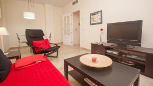 マニルバにあるMarina de la Duquesa 722のリビングルーム(赤いソファ、薄型テレビ付)