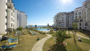 Bazén v ubytovaní Marina de la Duquesa 213 alebo v jeho blízkosti