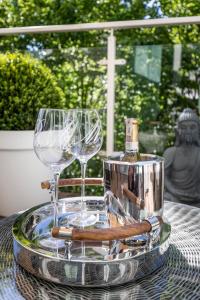 una mesa con dos copas y una botella de vino en Apartament Prestige & Sea Playa Baltis 44 en Międzyzdroje