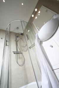 eine Glasduschkabine im Bad mit Dusche in der Unterkunft AS Smart Apartment Old Town Krakow in Krakau