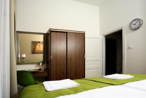 Habitación de hotel con 2 camas y espejo en AS Smart Apartment Old Town Krakow, en Cracovia