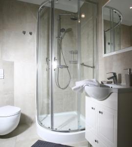 y baño con ducha, aseo y lavamanos. en AS Smart Apartment Old Town Krakow, en Cracovia