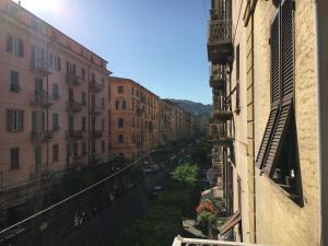 Blick auf eine Gasse zwischen Gebäuden in einer Stadt in der Unterkunft La Casa di Chicca & Paolo in La Spezia