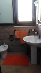 ピッツォルンゴにあるLe Villette di Consueloのバスルーム(洗面台、トイレ付)