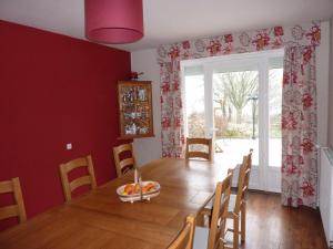 - une salle à manger avec une table et un bol de fruits dans l'établissement L'Hirondelle Chambres d'Hotes, à Saint-Mathieu