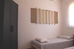 San SavinoにあるGenius Apartmentsのベッドルーム1室(ベッド2台付)が備わります。壁には絵画が飾られています。