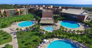 eine Luftansicht eines Resorts mit zwei Pools in der Unterkunft Apartamento Salgados Beach in Albufeira