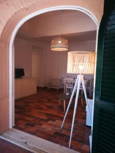 an archway leading into a living room with a table at Casa Vacanze Località Le Dune in Castiglione della Pescaia