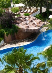 una piscina con cascada en un complejo turístico en H10 Salou Princess, en Salou