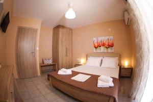 a bedroom with a bed with two towels on it at Nini's House 1 Nydri - 100m from beach NYDRI TOWN CENTER in Nydri