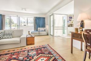 Ruang duduk di Luxury Beach Experience in Lisbon +41 gambar