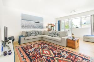 a living room with a couch and a rug at Luxury Beach Experience in Lisbon in Oeiras