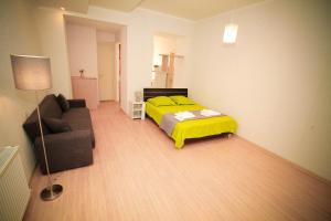 1 dormitorio con cama y sofá en Holiday House en Tiflis