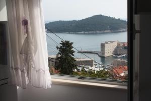 una ventana con vistas al agua en Apartment Arbanasin, en Dubrovnik