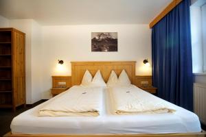 Säng eller sängar i ett rum på Alpenstern Pension Suites