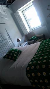 ネーラスにあるOutrora a Casa da Malvinaのベッドルーム1室(大型ベッド1台、窓付)