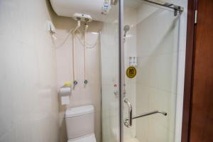 Bathroom sa Xing Yu Legend Service Apartment Canton Fair Branch