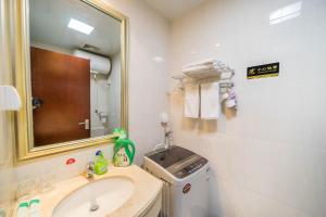 Bathroom sa Xing Yu Legend Service Apartment Canton Fair Branch