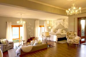 - une chambre avec un lit et un salon dans l'établissement Kambaku @ Sea, à Sedgefield