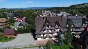 an aerial view of a building in a village at Dom Wypoczynkowy Halina in Biały Dunajec