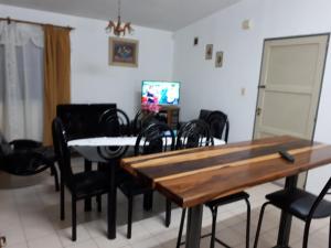 comedor con mesa y sillas negras en Casa Temporaria en San Rafael