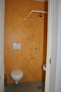 La salle de bains est pourvue d'une douche et de toilettes. dans l'établissement Vacanze in Puglia, à San Pietro in Bevagna