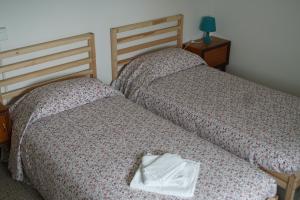 Albavillaにあるcasa vacanze La Casettaのベッドルーム1室(隣り合わせのベッド2台付)