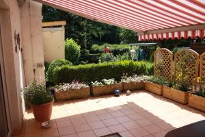 eine Terrasse mit einem Blumenstrauß in einem Garten in der Unterkunft Fewo Lirich in Oberhausen