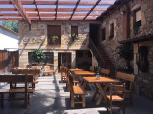 Restoran või mõni muu söögikoht majutusasutuses Posada el Molino de Cadalso