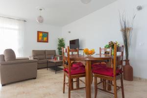 Posedenie v ubytovaní Apartamento entero con vistas al mar en Radazul